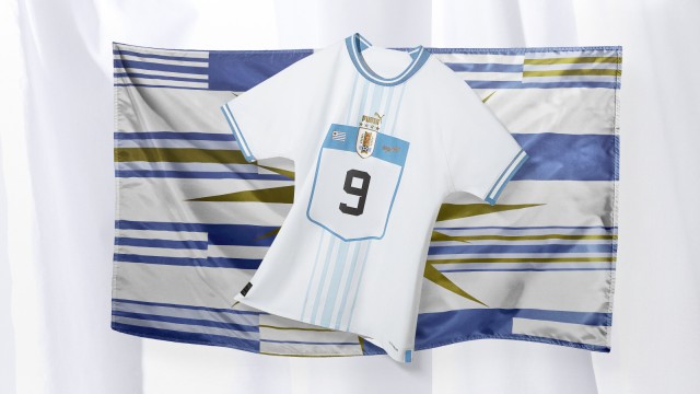 Fußball: Das Himmelblaue von Uruguay ist immerhin als Krägelchen und Bündchen und als dezenter Schatten auf dem Trikot erhalten.