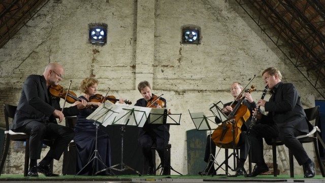 SZ-Kulturpreis Tassilo: Beim Musikfest Blumenthal 2022 musiziert Georg Arzberger (rechts) mit dem Mandelring Quartett.