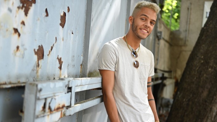 SZ-"Formsache": Malik Harris, 25, aus Landsberg am Lech ist Popsänger, Rapper und Songwriter. Mit seinem Song "Rockstars" nahm er für Deutschland am Eurovision Song Contest 2022 teil und belegte den letzten Platz.