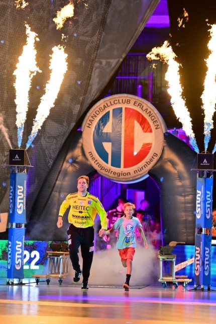 Handball Bundesliga: It starts again: Erlangen goalkeeper Clemen Ferlin with a child with an enema.  Later, he shone with his parades - a boy without an enema.