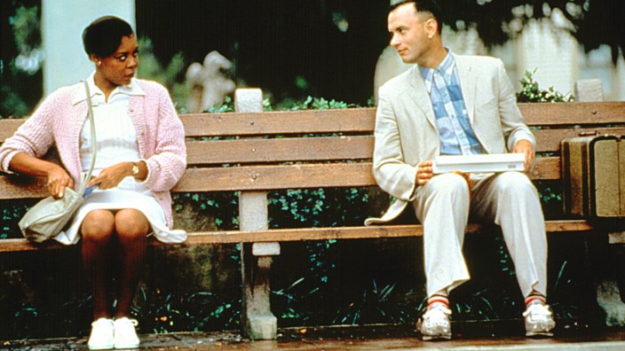 Gesellige Bänke: Das große Vorbild der gelungenen Parkbankbegegnung: Forrest Gump (Tom Hanks) erzählt im gleichnamigen Film in Savannah, auf den Bus wartend, Leuten aus seinem aufregenden Leben.