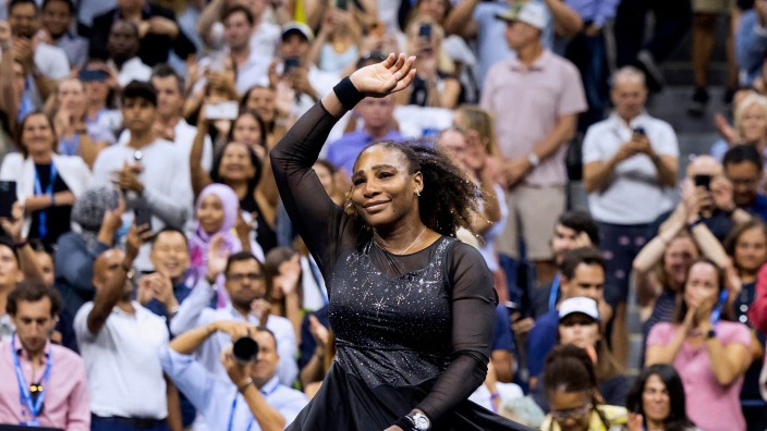 Serena Williams: Ein letzter Wink: Serena Williams verabschiedet sich mit einem Lächeln nach ihrer Niederlage gegen die Australierin Alja Tomljanovic.