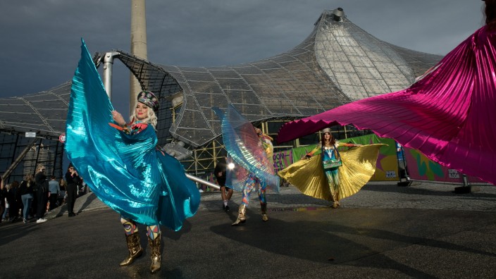 Münchner Pop-Festival: Tänzer und Walkacts gaben dem Superbloom-Festival im Münchner Olympiapark einen modernen Hippie-Look.