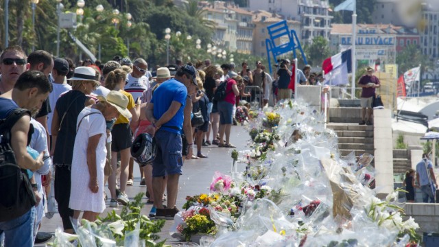 Frankreich: Blumen für die Opfer: Die Promenade des Anglais in Nizza wenige Tage nach der mörderischen Fahrt, mit der der Attentäter 86 Menschen tötete.