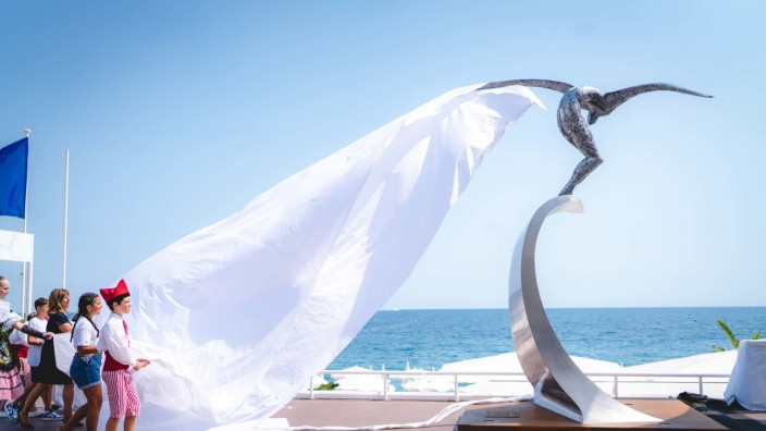 Frankreich: "Engel der Bucht" ist die Skulptur von Jean-Marie Fondacaro benannt, sie steht in Nizza dort an der Strandpromenade, wo am 14. Juli 2016 der Lkw des Attentäters zum Stehen kam.
