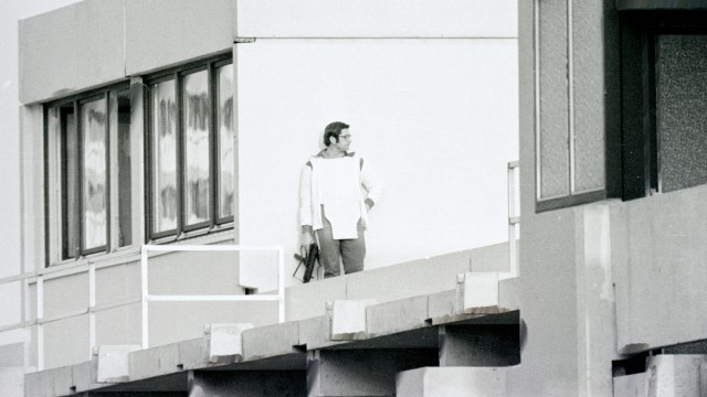 Erinnerungen der Leser: In Wartestellung: Ein Polizist auf dem Dach in der Connollystrasse 31.