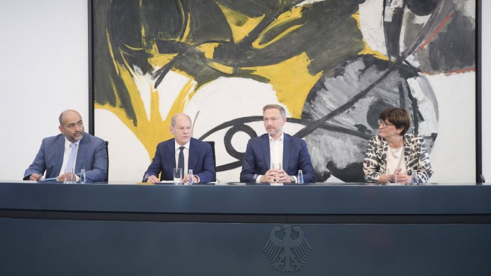 Koalitionsbeschluss: Gemeinsame Pressekonferenz: Der Grünen-Vorsitzender Omid Nouripour (von links), Kanzler Olaf Scholz (SPD), Finanzminister Christian Lindner (FDP) und SPD-Vorsitzende Saskia Esken stellen das 65-Milliarden-Entlastungspaket für die Bürgerinnen und Bürger vor.