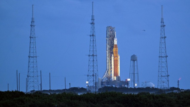 Raumfahrt: Sieht gut aus, ist aber noch immer nicht startbereit: Die Rakete "SLS" mit Raumkapsel "Orion".