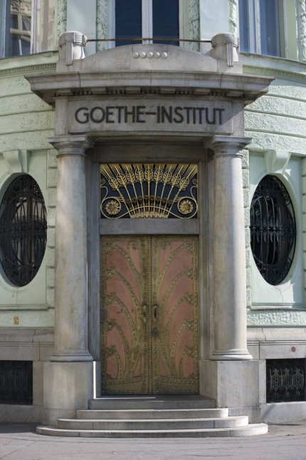 Auswärtige Kulturpolitik muss sparen: Investition in die Demokratie oder Feigenblatt für eine Politik, die Ungleichheiten schafft? Goethe-Institut in Prag.