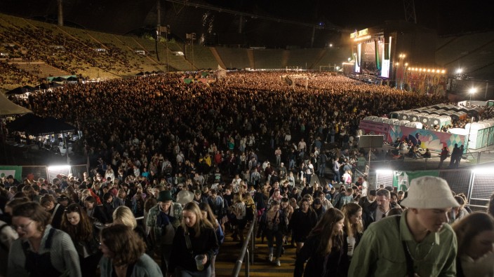 Superbloom in München: "Ich habe schon Hunderte Konzerte gespielt, aber so viele Lichter hatte ich noch nie", sagt Henning May, Sänger der Kölner Band "Annenmaykantereit", beim Auftritt in München. 50 000 Menschen kamen zum Superbloom-Festival.