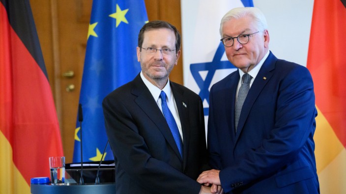 Israelischer Staatschef in Berlin: Er sei Israels Staatspräsident Herzog sehr dankbar, dass dieser "immer Kanäle für mögliche Lösungen offengehalten" habe, so Bundespräsident Steinmeier (rechts im Bild).