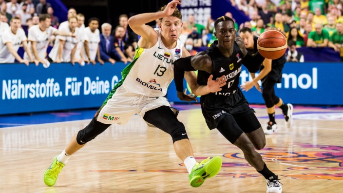 Deutschland bei der Basketball-EM: Durchsetzungsstark: Dennis Schröder (rechts) im Duell mit dem Litauer Rokas Jokubaitis.