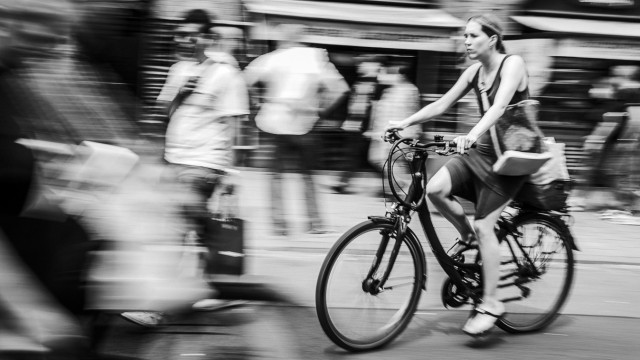 24-Hour-Project: Eine Radfahrerin im Alltagsgewusel der Stadt ist Axel Eckenberger 2021 als Motiv aufgefallen.
