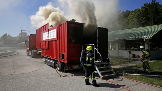 Feuerwehr Bad Tölz-Wolfratshausen: Die Hitze- und Rauchentwicklung war realitätsnah.