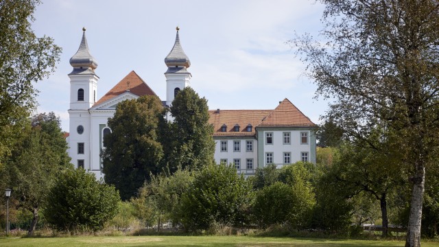 Kreativquartiere in Bayern: Mehr als 1200 Jahre Klostergeschichte: Das heutige Dreiflügel-Gebäude ist 300 Jahre alt. Früher war hier ein Benediktinerkloster, dann ein Augustiner-Chorherrenstift.