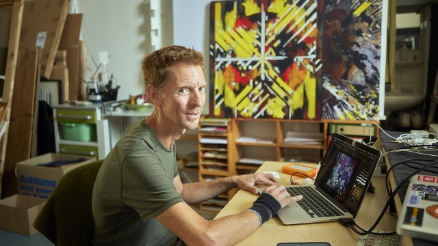 Kreativquartiere in Bayern: Sascha Huth, Künstlername ADinf, erschafft am Computer Musik und Kunst.