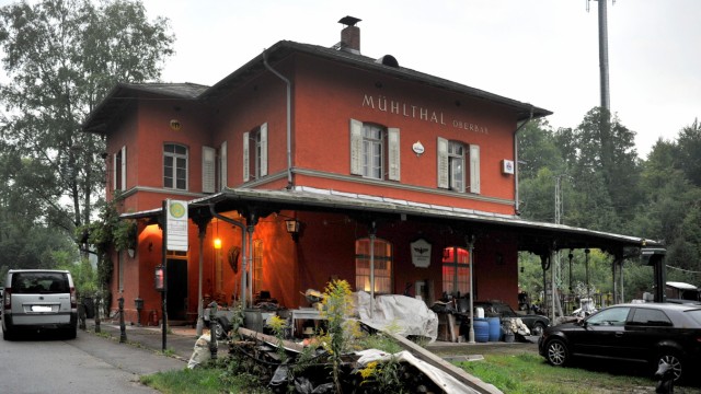 SZ-Serie: Abgedreht - Filmkulissen rund um München: Der inzwischen stillgelegte Bahnhof Mühlthal hat gleich in der ersten Folge seinen großen Auftritt.