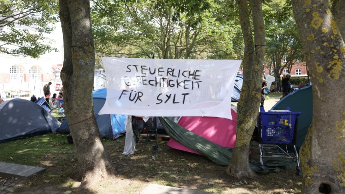 Sylt: Seit Anfang August campen Punker vor dem Rathaus in Westerland. Einige wollen noch länger bleiben.