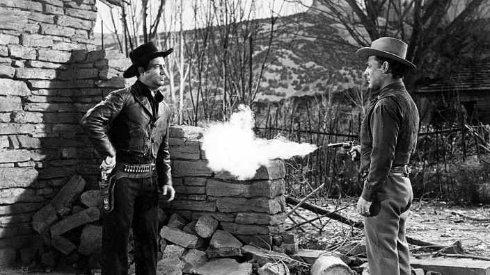 Rayk Wieland: "Beleidigung dritten Grades": Von den Ritualen des Männlichkeitswahns vielleicht das merkwürdigste: Pistolenduell, hier dargestellt von Robert Taylor und Brian Donlevy im Film "Billy the Kid" von 1941.