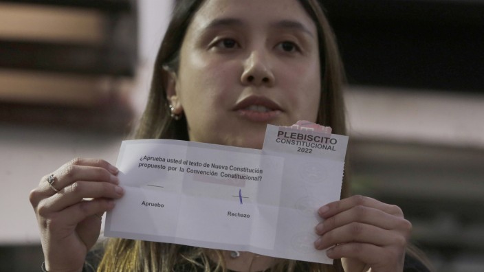 Volksabstimmung: Zwei von drei Stimmen lauteten: Nein. Eine Wählerin in Santiago de Chile, die nicht verbergen mag, wie sie sich entscheidet.