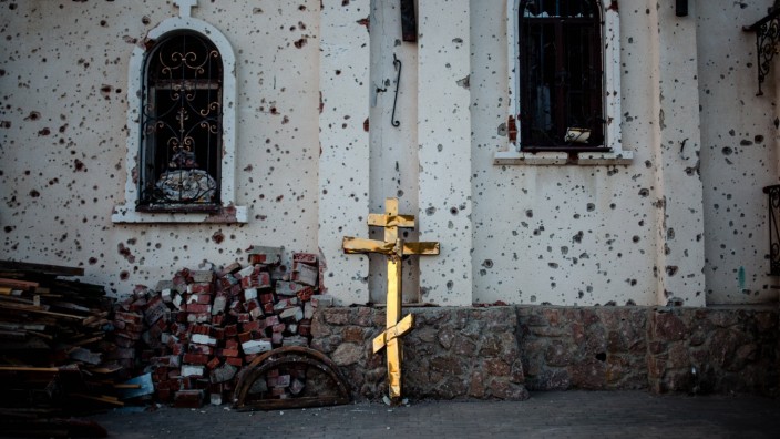 Ukraine: Die meisten Menschen in der Ukraine sind orthodoxe Christen, doch die Distanz ist gewachsen. Auch diese Kirche nahe Donezk wurde bei russischen Angriffen beschädigt.