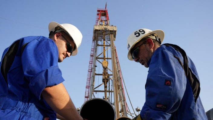 Energie: Was hier passiert, hat weltweite Auswirkungen: Arbeiter auf einem Ölfeld in Basra, Irak.
