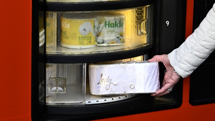 Toilettenpapier: Auf dem Parkplatz vor der Firma in Düsseldorf hat Hakle Automaten für Toilettenpapier aufgestellt.