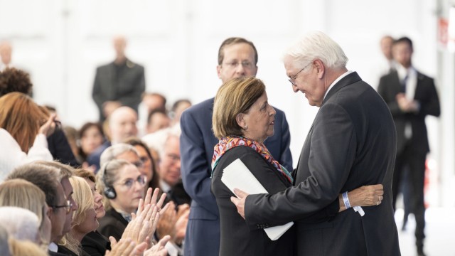 Jahresrückblick 2022: Nach seiner Rede umarmen sich Bundespräsident Frank-Walter Steinmeier und die Vertreterin der Angehörigen der israelischen Opfer, Ankie Spitzer.