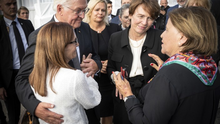 Fürstenfeldbruck: "Ich bitte Sie um Vergebung", sagt Steinmeier gegen Ende seiner Rede, es ist der zentrale Satz. Und er wird gehört. Ankie Spitzer (re.) und Ilana Romano (li.) mit dem Bundespräsidenten.