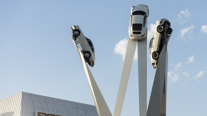Volkswagen: Abgefahren: Porsche 911 an einer Skulptur am Stammsitz des Unternehmens in Stuttgart-Zuffenhausen.
