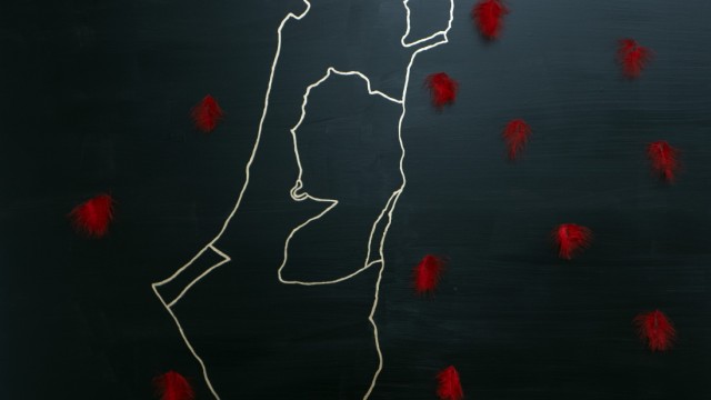 Kultur: Eine goldene Karte von Israel, umgeben von roten Federn für die toten Opfer und Terroristen hat Christine Helmerich geschaffen.