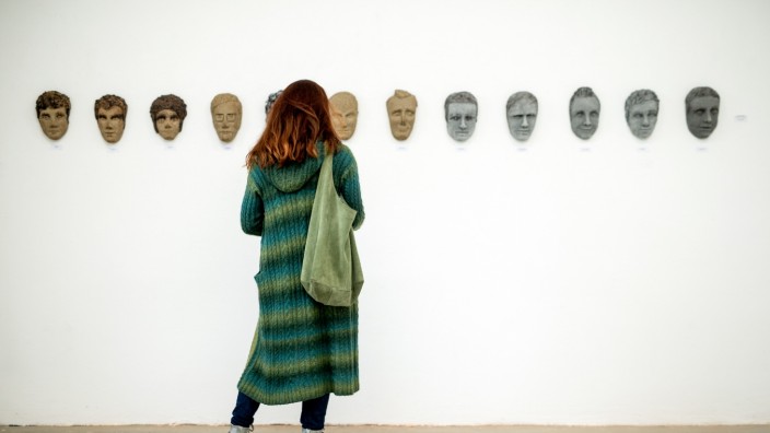 Kultur: Mit ihren Totenmasken gibt Ulrike Spangenberg den zwölf Opfern des Attentats ein Gesicht.