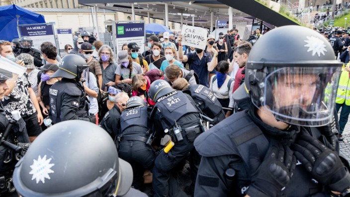 IAA-Proteste in München: Die Polizeitaktik bei der IAA geriet zur Peinlichkeit, bei Demos saßen die Knüppel auffallend locker.