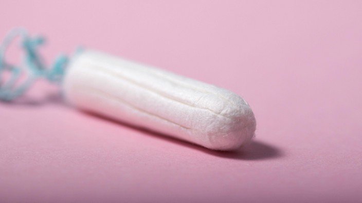 Tampons und Binden: "Für junge Frauen ist das ganz wichtig": In Kemptens Schulen gibt es nun kostenlose Menstruationsartikel.