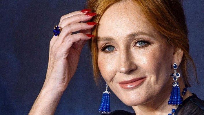 J. K. Rowling: Nicht gut versteckt: Unter dem Pseudonym Robert Galbraith veröffentlicht, verkaufte sich J. K. Rowlings erster Krimi bescheiden. Als herauskam, dass die Harry-Potter-Autorin dahintersteckte, ging es besser.