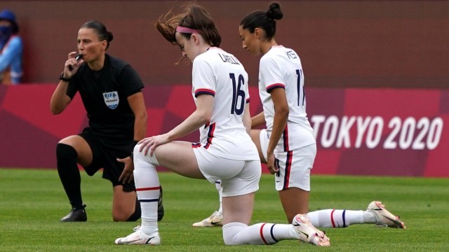 SZ-Serie: Olympisches Erbe: Mittlerweile bei Olympia erlaubt: Amerikanische Fußballerinnen gehen bei den Spielen 2021 in Tokio in die Knie, um gegen Rassismus zu demonstrieren.