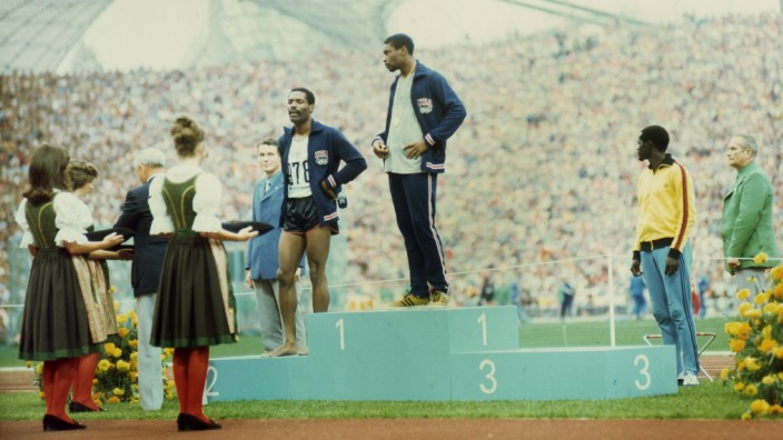 SZ-Serie: Olympisches Erbe: Barfuß und das Hemd aus der Hose: Die US-Amerikaner Wayne Collett (links) und Vince Matthews sorgen mit ihrem Verhalten bei der Siegerehrung der 400-Meter-Läufer für einen Eklat.