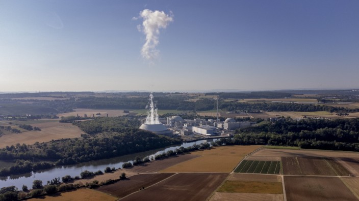 Energiesicherheit: Atomkraftwerk Neckarwestheim: Sollten im Winter konkrete Stromengpässe drohen, will Wirtschaftsminister Habeck zwei der drei verbliebenen deutschen Kernkraftwerke noch bis Mitte April 2023 weiterlaufen lassen.