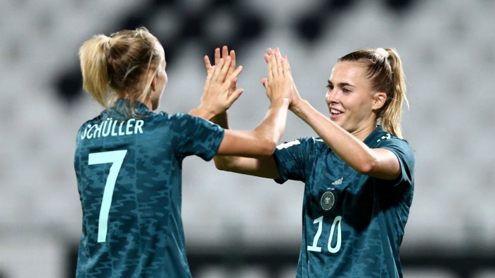 DFB-Frauen in der Qualifikation: Erfolgreicher Abend: Lea Schüller (links) und Laura Freigang treffen beim 7:0 gegen Bulgarien jeweils dreimal.