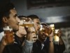 Sports fans sitting at bar in pub drinking beer; Leber / Interview / SZ-Magazin /Gesundheit / Lohse