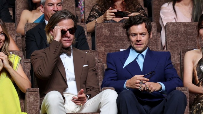 Harry Styles und Chris Pine: Hat er - oder hat er nicht? Der vermeintlich bespuckte Chris Pine (links) und der vermeintliche Spucker Harry Styles bei der Premiere von "Don't Worry Darling" in Venedig.