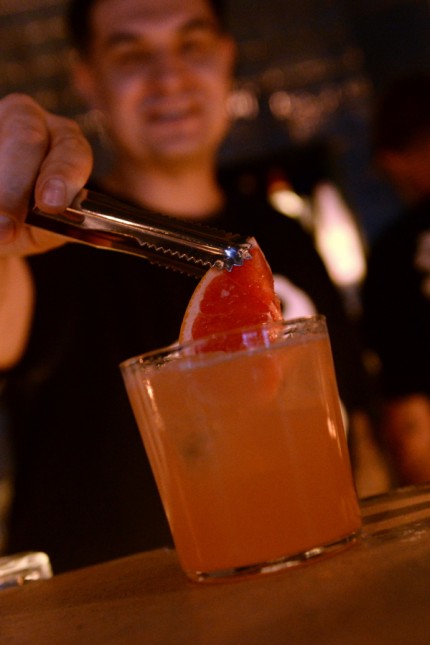 Blaue Libelle: Der Barkeeper serviert einen Pink Paloma.