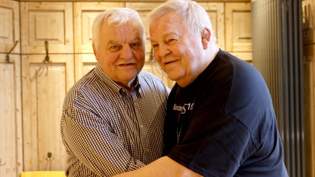 München 1972: 50 Jahre später stellen Alfons (rechts) und Lorenz Hecher ihre Schau-Ringeinlage nach.