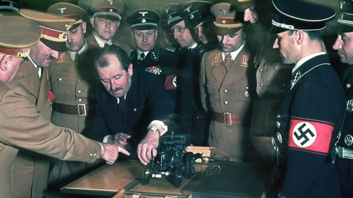 Automobilindustrie: Ferdinand Porsche (4. v.l.) hier 1939 mit Adolf Hitler.