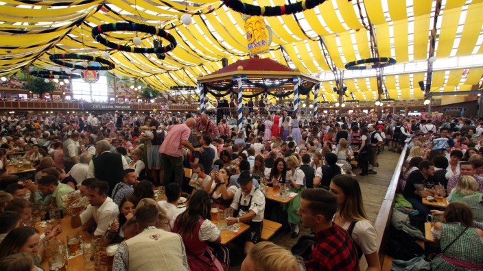 Oktoberfest München das vollbesetzte Festzelt Paulaner Winzerer Fähndl Bayern Deutschland *** Okt