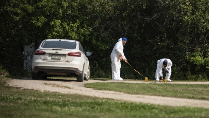 Messerattacken in Kanada: Ermittler untersuchen den Tatort vor dem Haus eines Opfers in Weldon, Saskatchewan.
