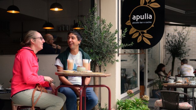 Café Apulia: Gemütlich drinnen und draußen: Das Apulia in der Maxvorstadt.