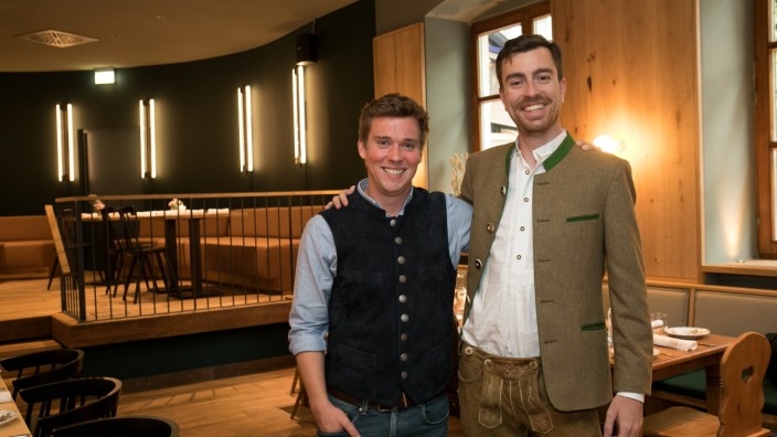 Lokalrunde: Oscar Schlehaider (links) und Konstantin Schottenhamel haben die Max-Emanuel-Brauerei zum schicken Restaurant gemacht.