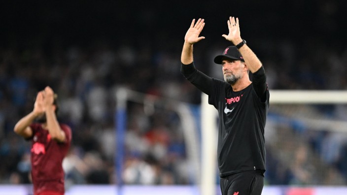 Niederlage in der Champions League: In Neapel schickt Liverpool-Trainer Jürgen Klopp keine Jubelgesten an die mitgereisten Fans, sondern Zeichen der Entschuldigung.