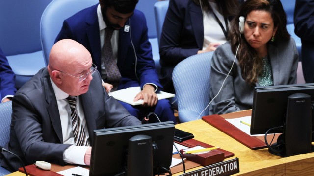 Vereinte Nationen: Wassili Nebensja, Russlands UN-Botschafter streitet wie stets alle Vorwürfe gegen sein Land ab. Neben ihm ist die Vertreterin der Vereinigten Arabischen Emirate zu sehen.